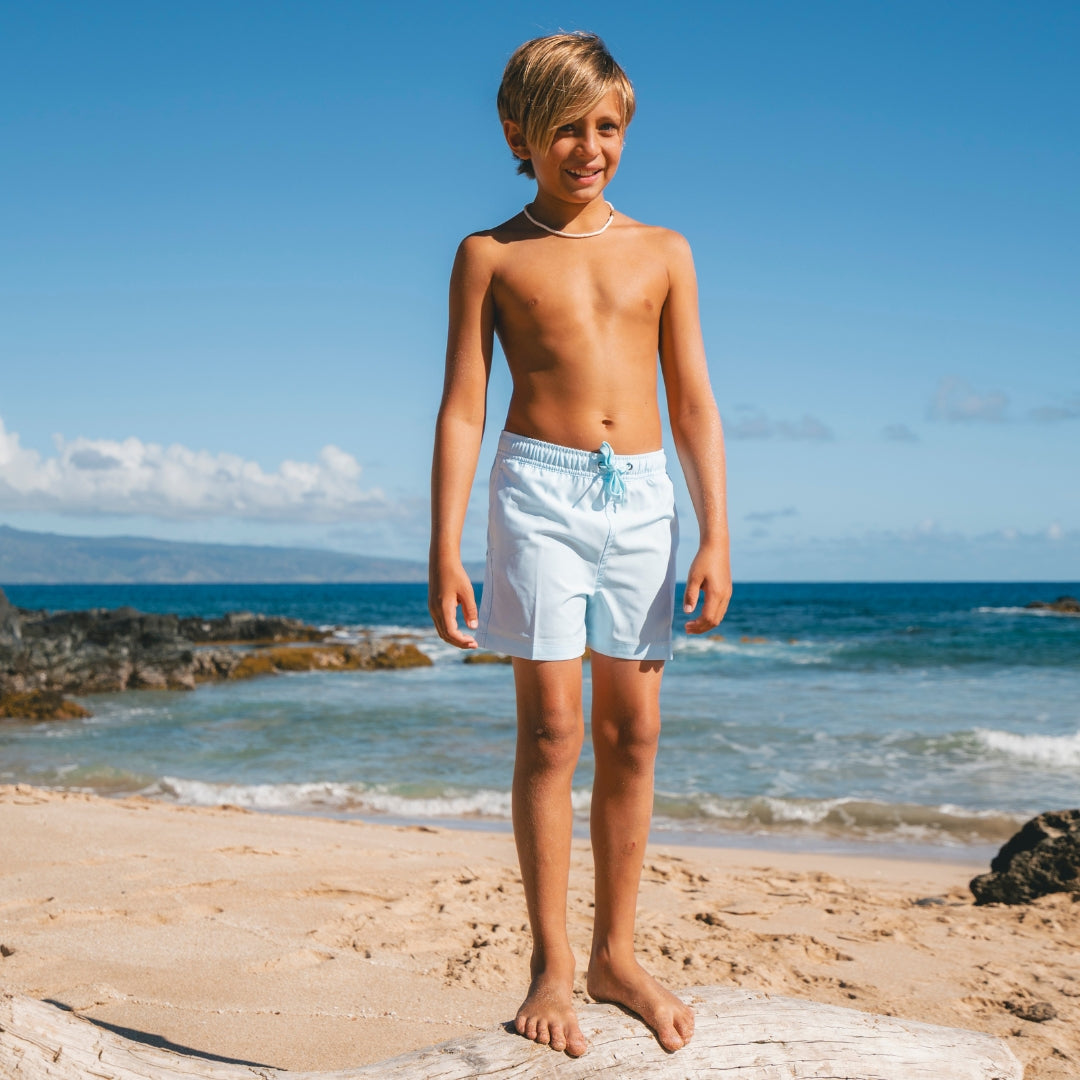 Einfarbige, hellblaue Badeshorts für Jungen