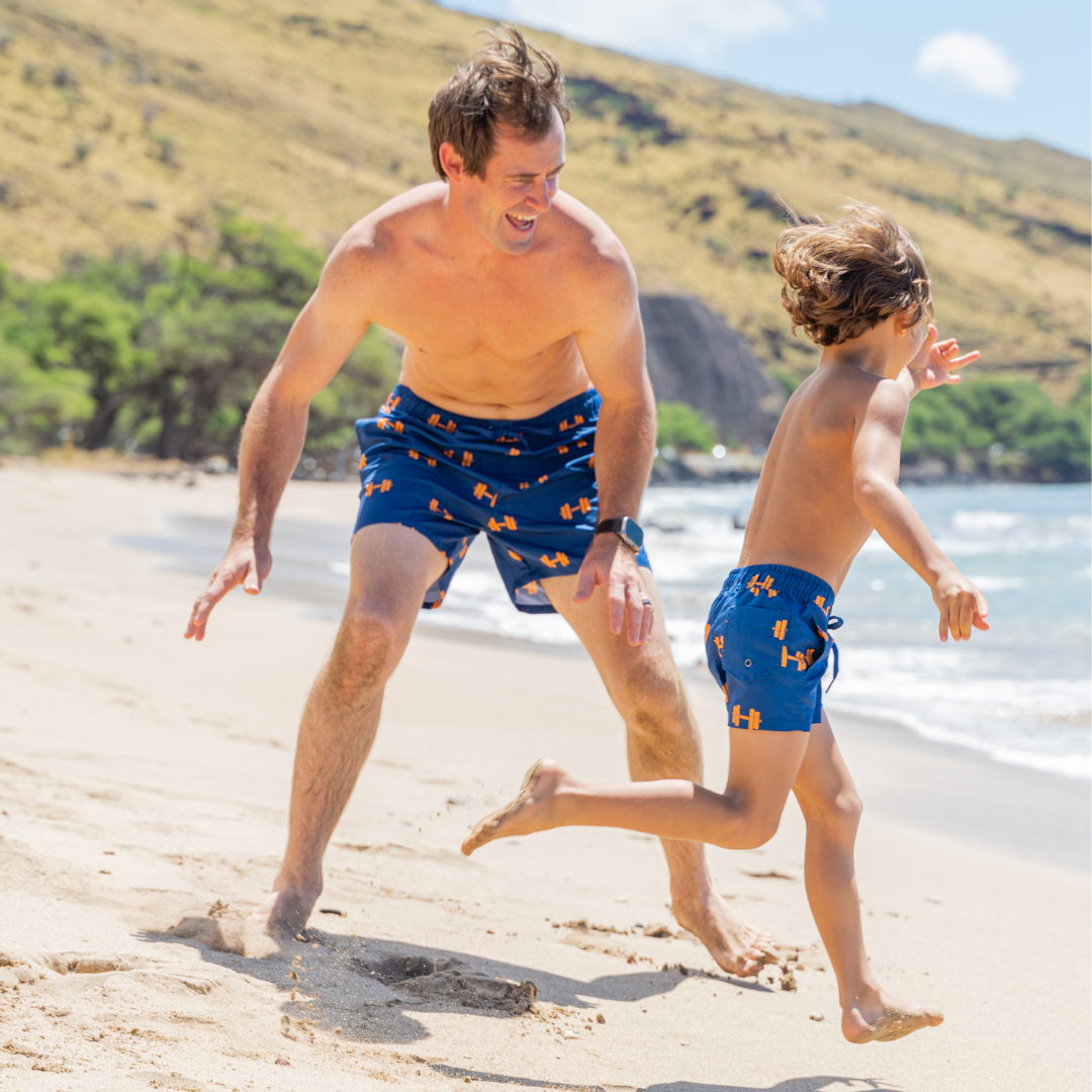 Hanteln, Vater und Sohn Badehose