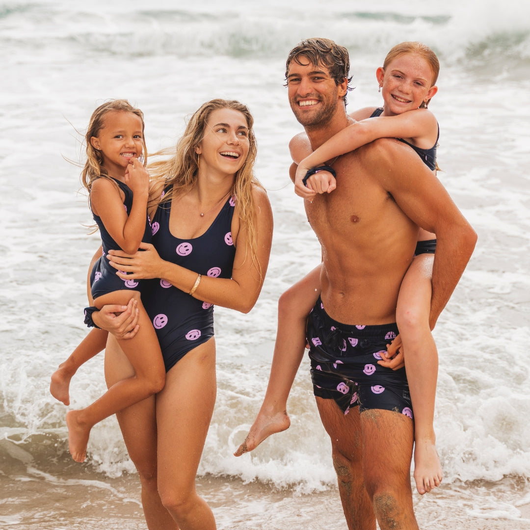 Smiley, Blau, Mutter und Sohn im Bikini/Badehose